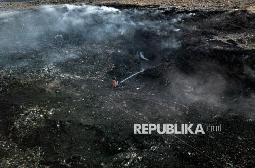 Firefighters Struggle to Extinguish Fire at Jatibarang Landfill in Semarang