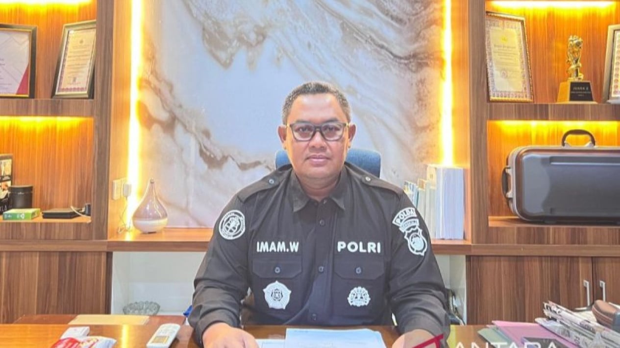 Police Officer Sanctioned After Making Mocking Gesture During Student Protest in Bengkulu