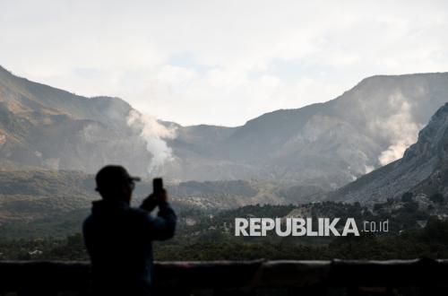 Blue Fire Phenomenon at Mount Papandayan Extinguished, Climbers Advised to Avoid Craters