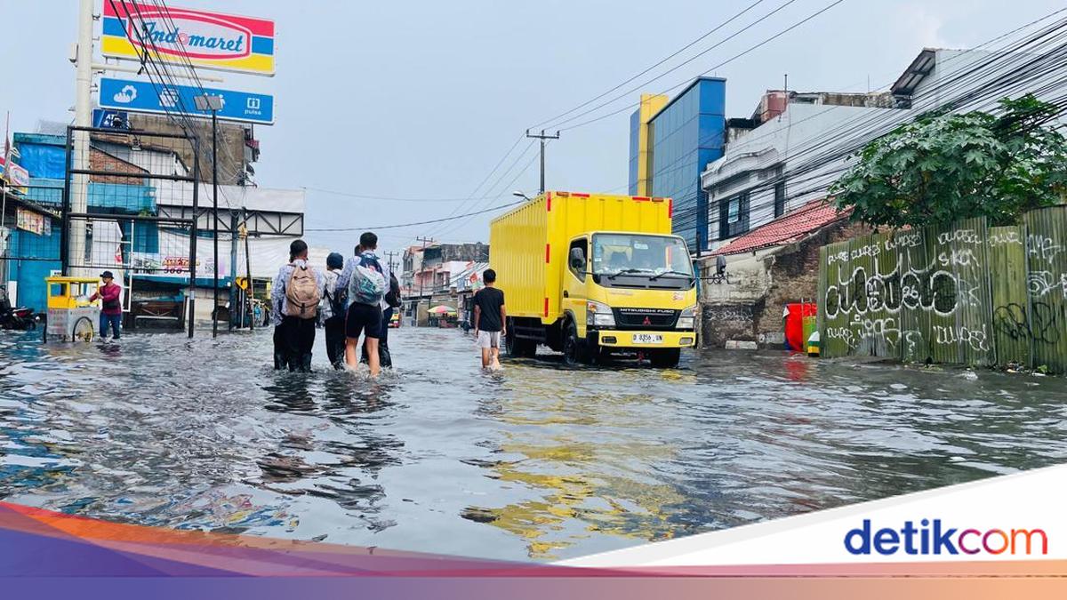 Flooding in Jadek Kopo Bandung Paralyzes Road Access