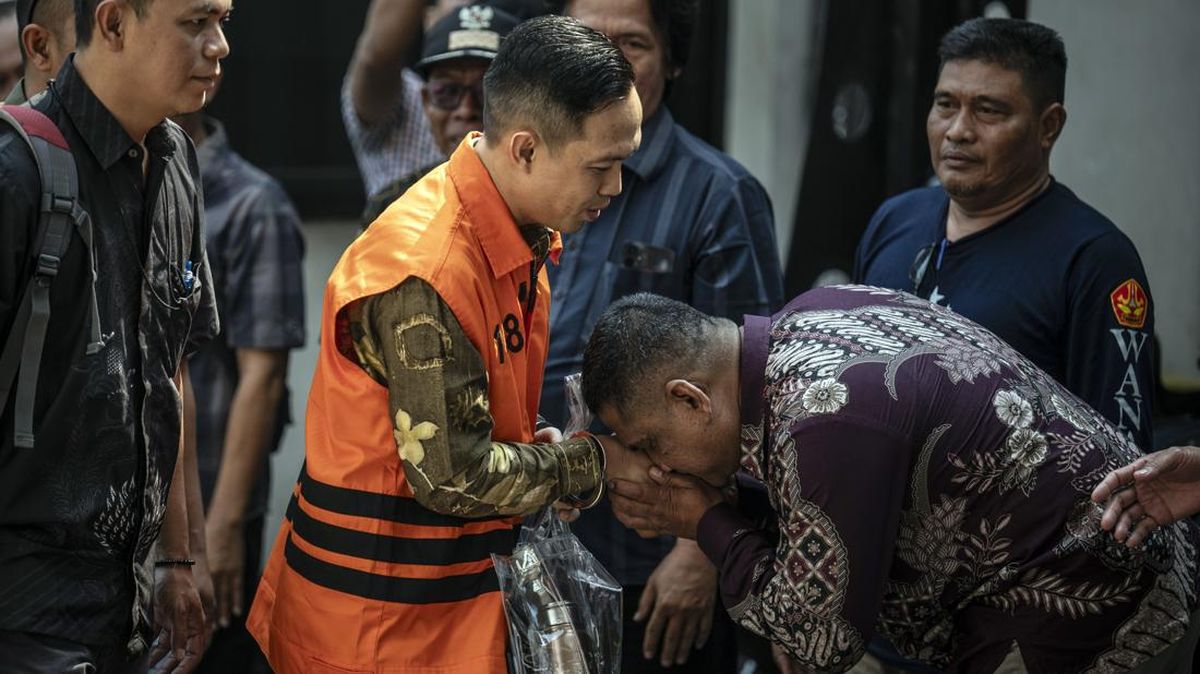 Extorted Subordinates for Festive Bonus: Inactive Cilacap Regent Faces 7-Year Prison Sentence