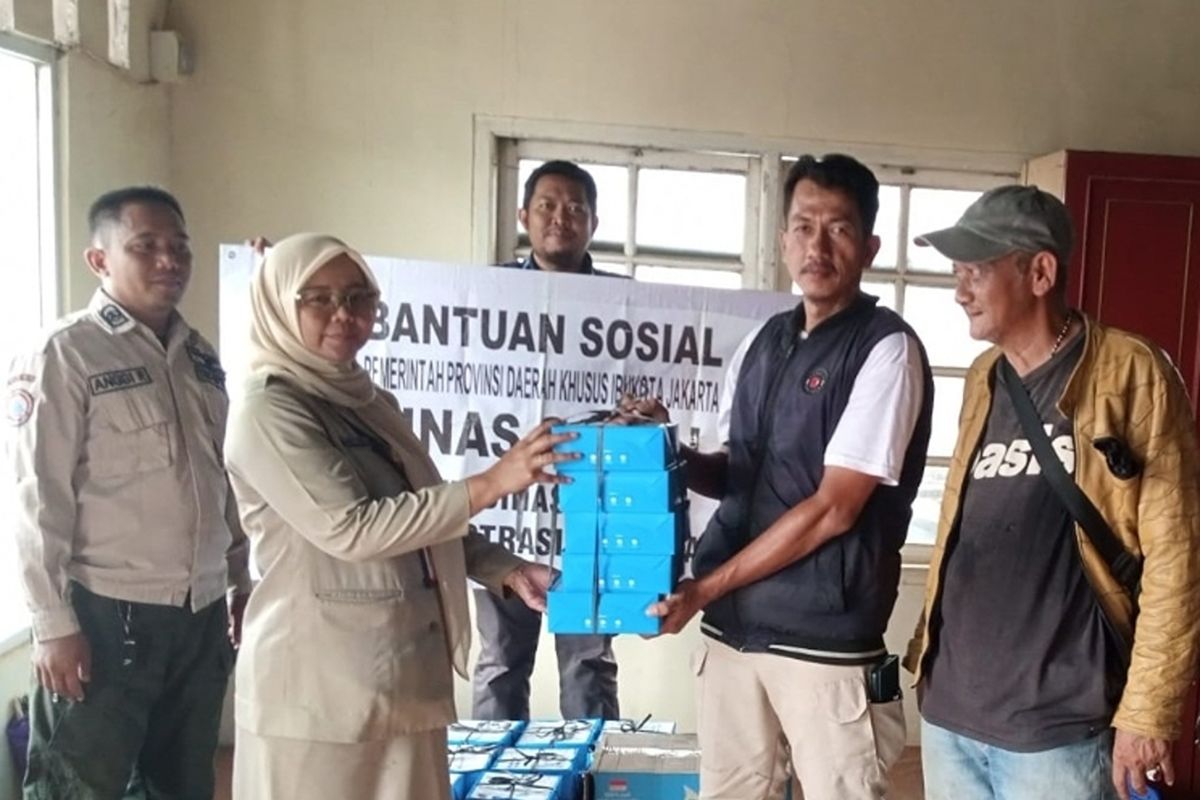 West Jakarta Social Services Distribute Logistics Aid to Joglo Fire Victims