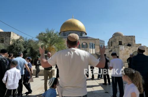 Hundreds of Settlers Raid Al-Aqsa Mosque, Local Residents Dragged and Beaten