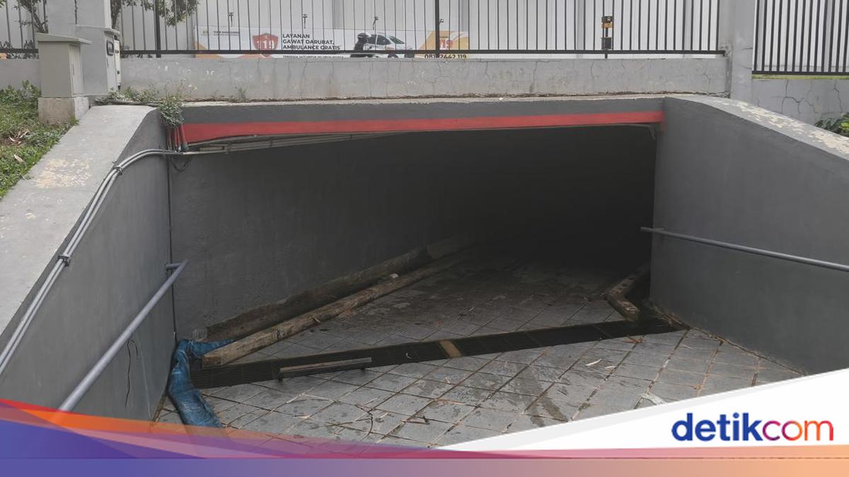 Residents in Bandung Forced to Use Narrow Tunnel to Transport Deceased to Cemetery