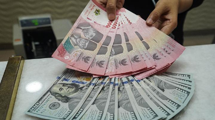 Global Oil Prices Drop: How Is the Rupiah Faring?