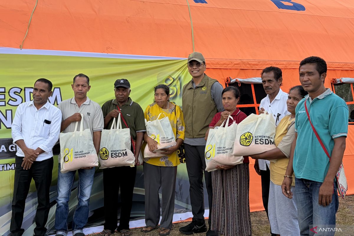 Ministry of Energy and Mineral Resources Distributes Aid to Earthquake Victims in Nagekeo, NTT