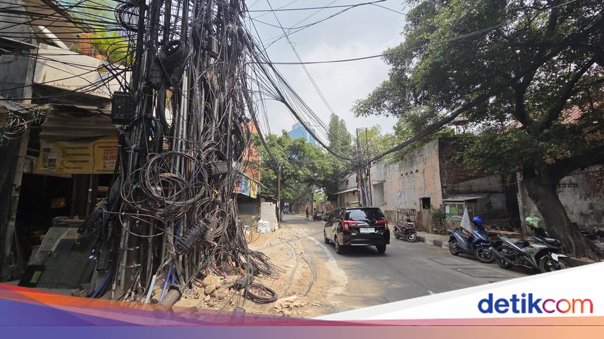 Tangled Cables in Mampang, South Jakarta, Cause Frequent Slips for Residents