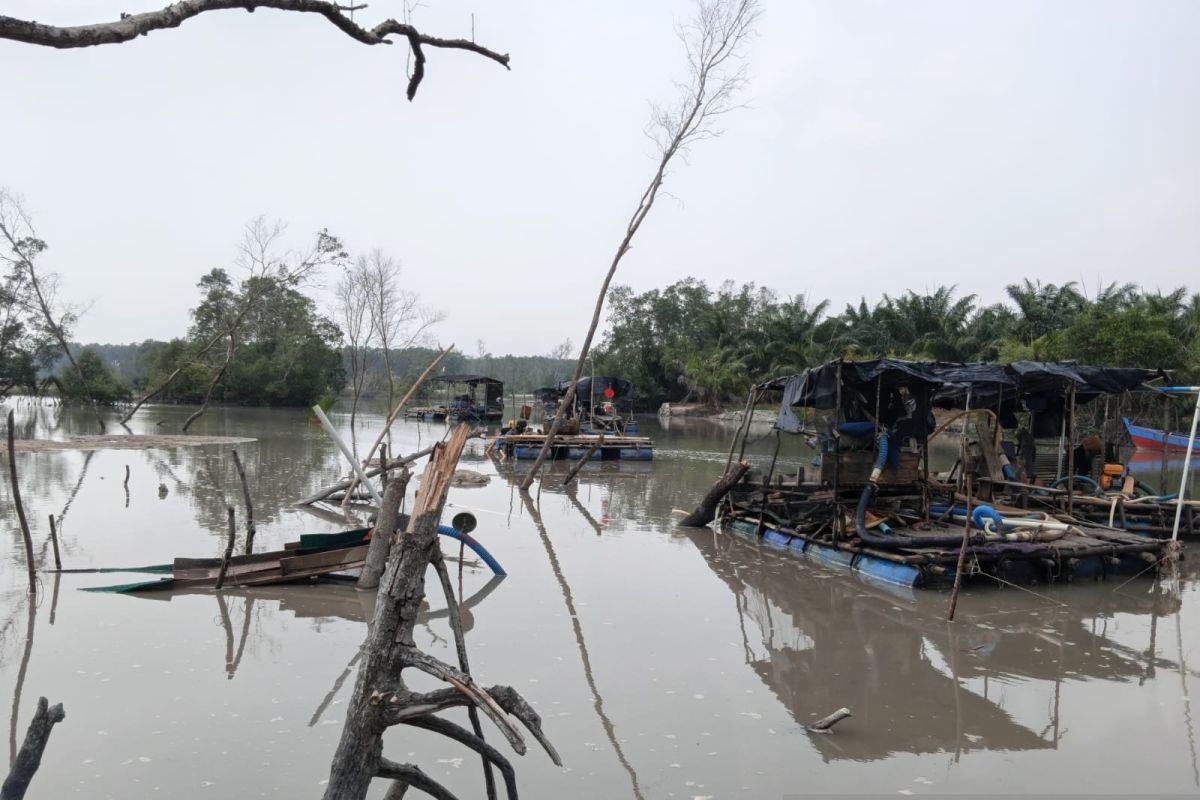 Police halt seven unlicensed tin mines in Bangka river