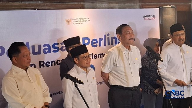 Luhut Acts as Social Protection Agent, Using Mobile Phone to Register Social Assistance Recipients