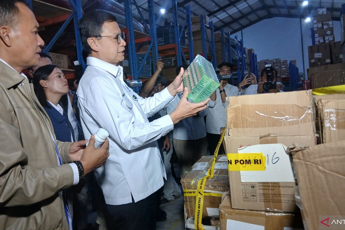 BPOM Uncovers Warehouse Containing 459,000 Illegal Products; One Suspect Detained