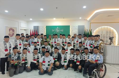 PBNU Leaders Unanimously Wear Palestinian Scarves During New Management Announcement