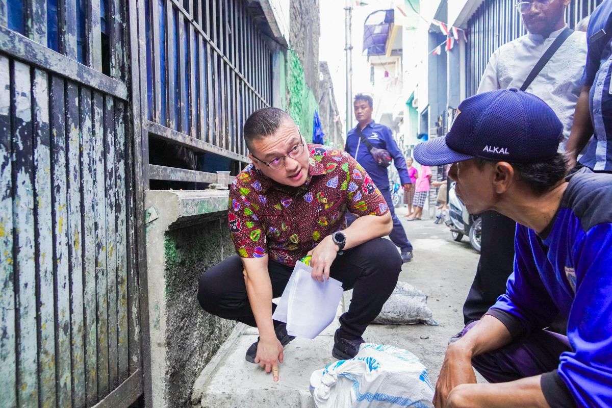 Legislator inspects drainage construction in West Jakarta
