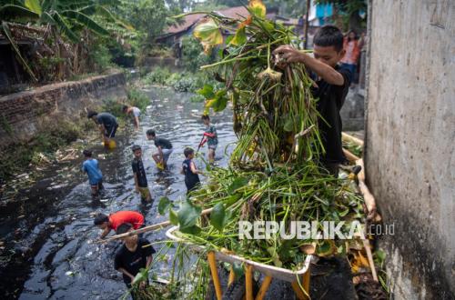 Inspiring: Children in Palembang Choose River Cleaning Over Street Brawls