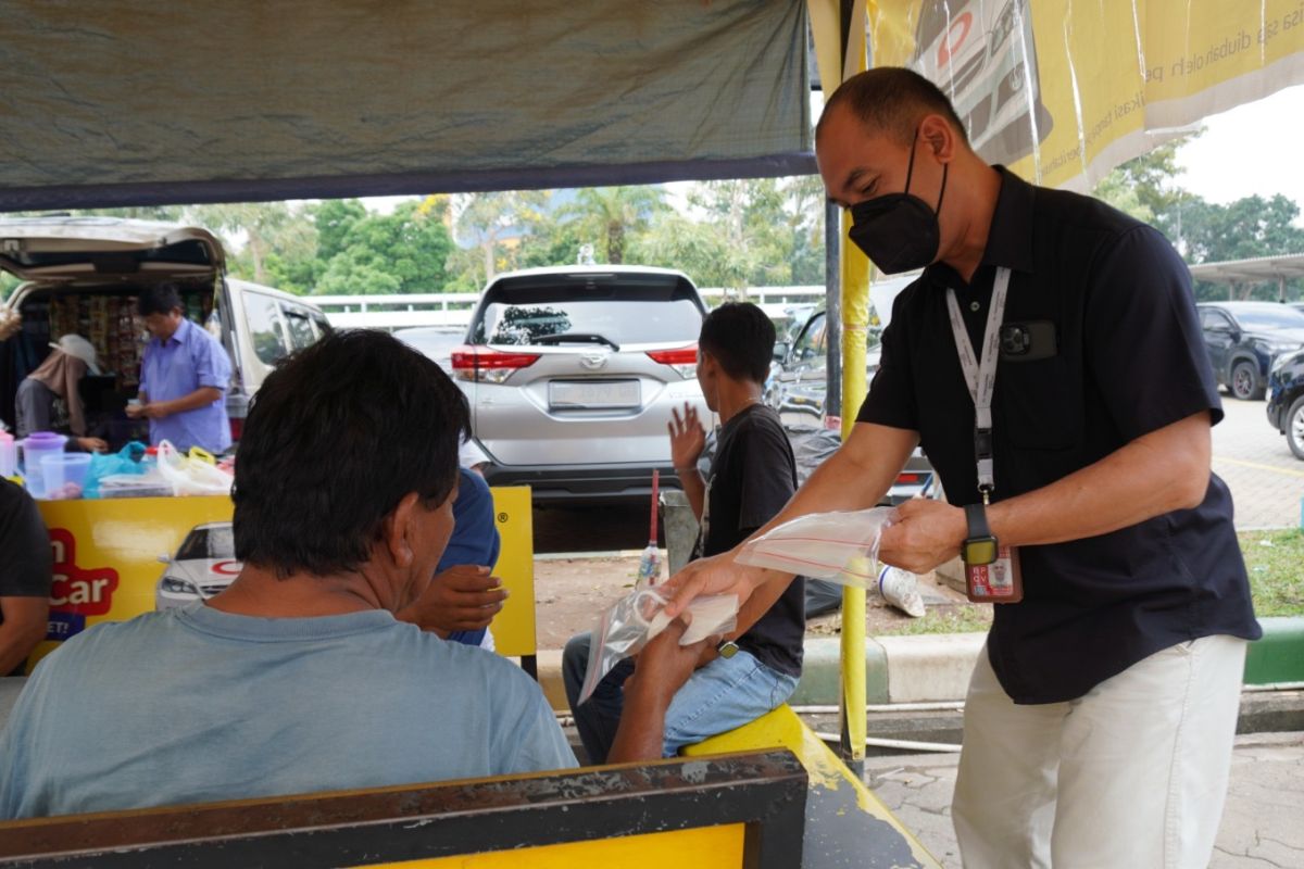 Batam Airport distributes masks to passengers to mitigate haze impact