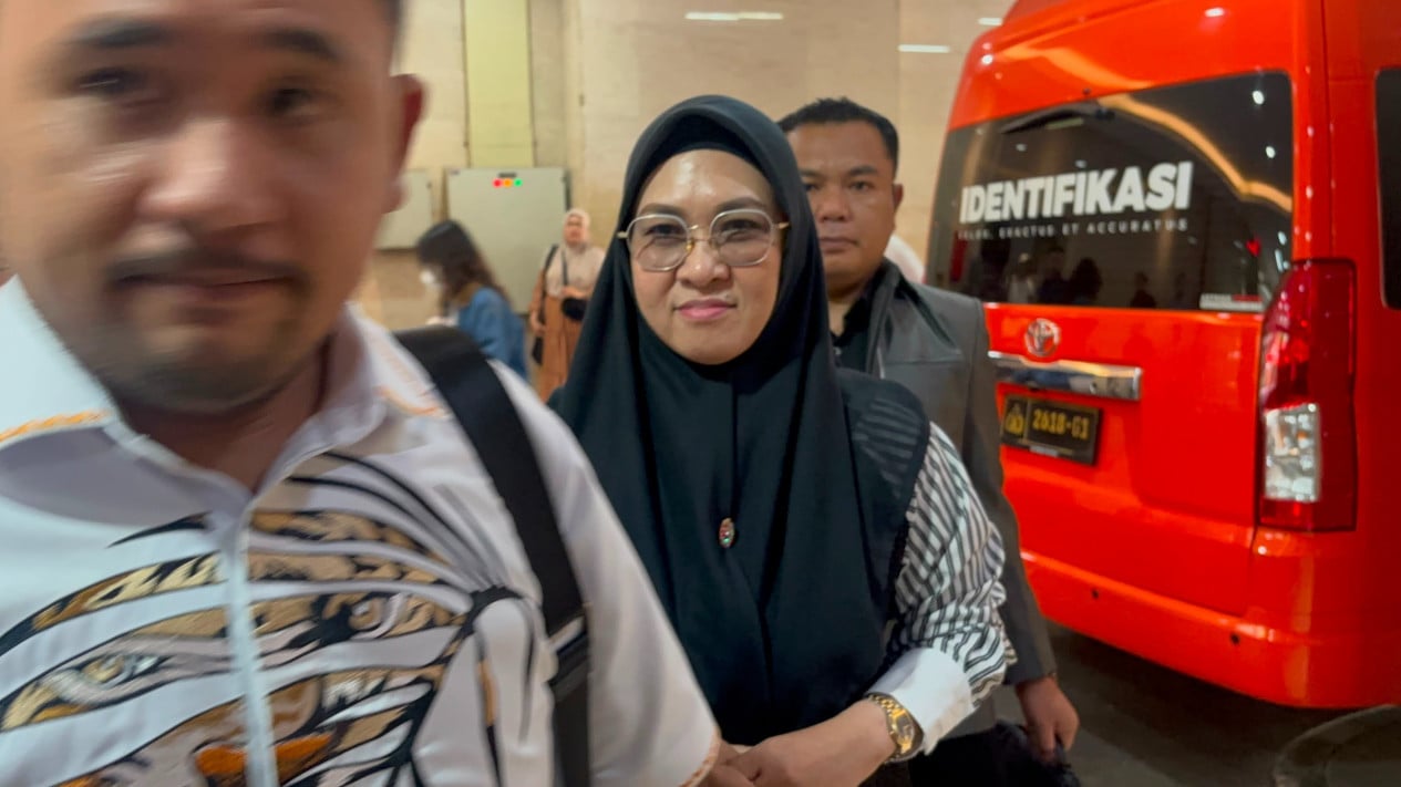 Gowa Regent Questioned as Suspect; Sitti Husniah Remains Silent Upon Arrival at Bareskrim