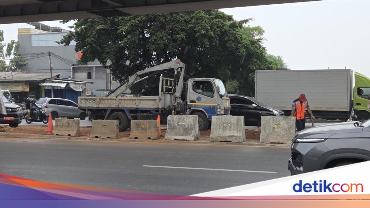 Barriers Added Under Pesing Flyover to Prevent Illegal U-turns