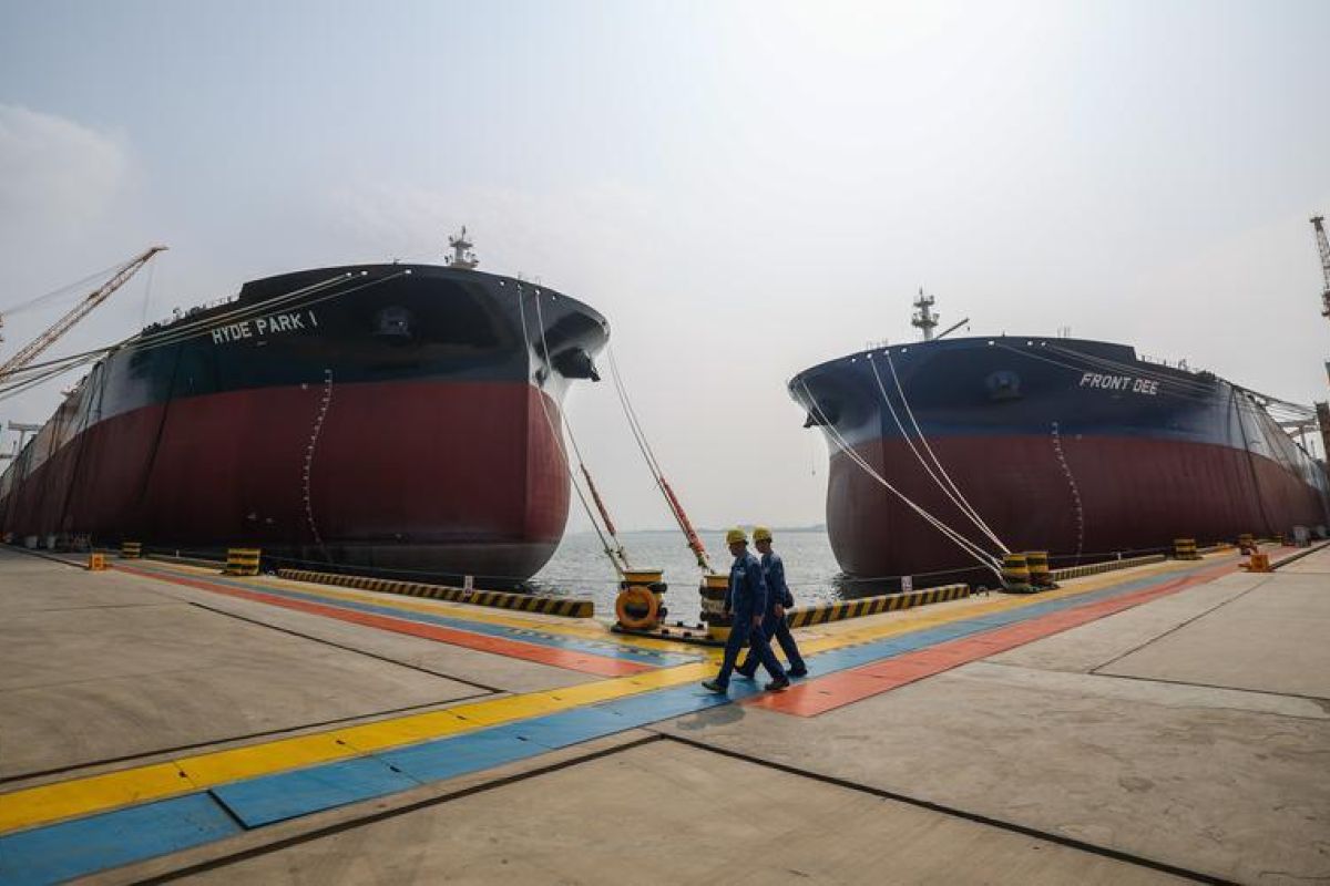 A Look at the Advanced Shipbuilding Factory in Dalian, China