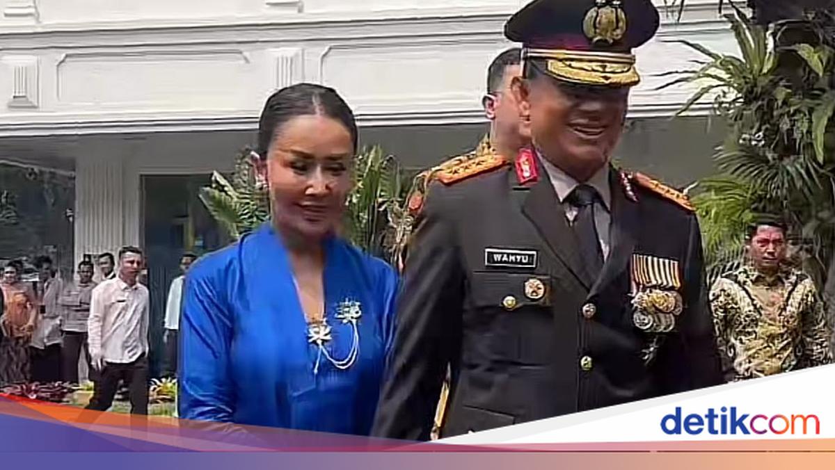 Police Commissioner Wahyu Hadiningrat Arrives at Palace Ahead of Inauguration