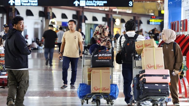 Weak Rupiah and Global Conflicts Deter Indonesian Citizens from Travelling Abroad