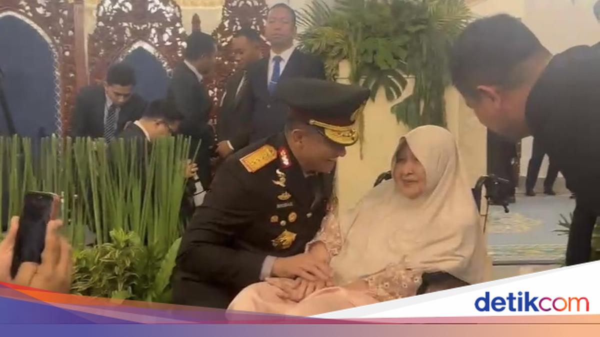 Emotional Moment as General Suyudi Kneels to Kiss Mother Following Appointment as National Police Chief at the Palace