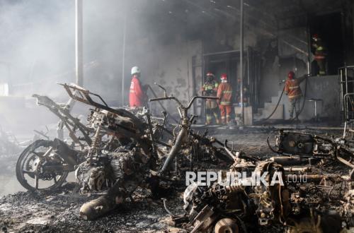 Fire Devours Trans Home Sleman; Firefighters Struggle to Extinguish Flames