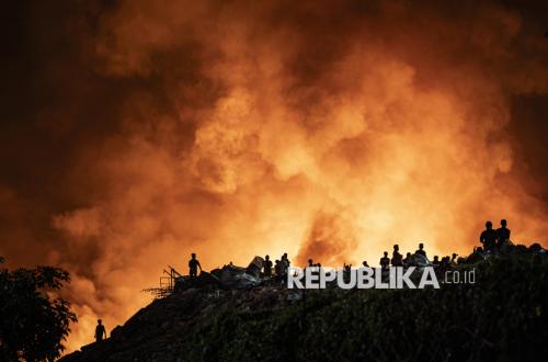 10-Hectare Jatibarang Landfill Fire: Semarang Firefighters Lack Excavators to Extinguish Flames