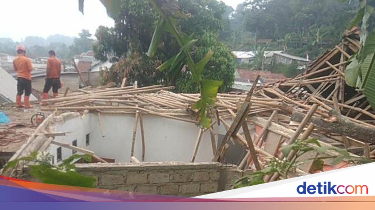 Resident's House in Bogor Collapses After Being Hit by Tree During Heavy Rain and Wind