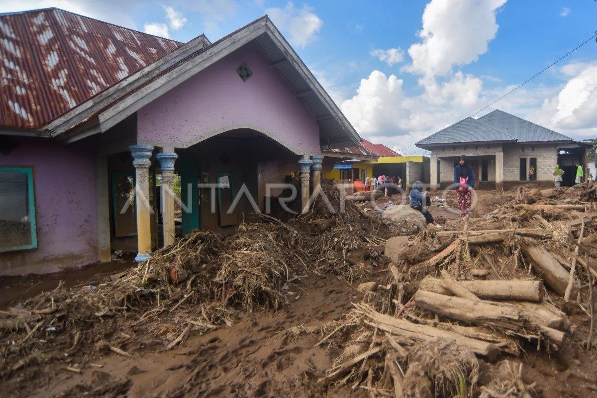 542 Flash Flood Survivors in Solok Still Displaced