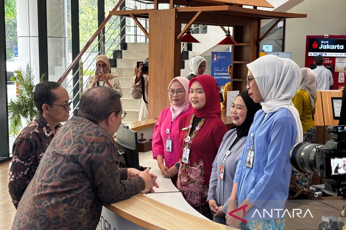 Pramono inspects licensing services at Public Service Mall