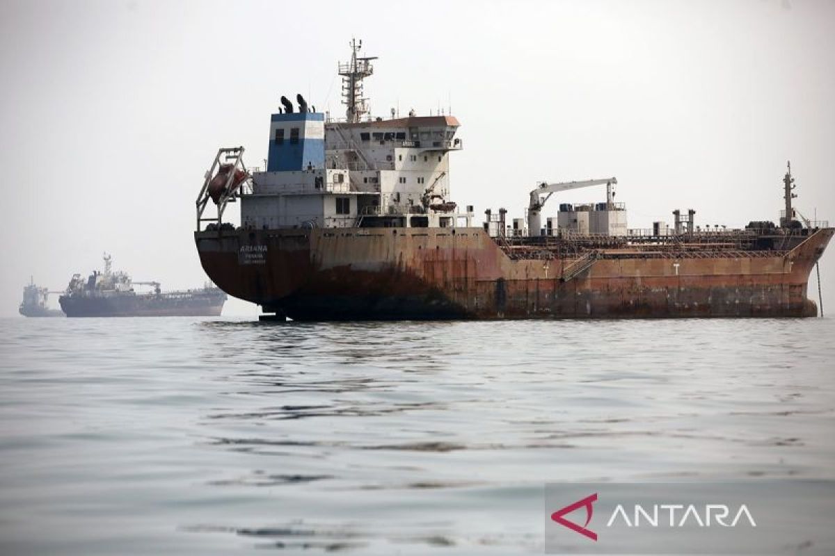 “Violating” Supertanker Hit and Set Ablaze in Strait of Hormuz