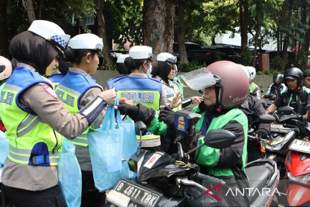 Metro Jaya Regional Police Distribute 200 Aid Packages to Online Taxi Drivers
