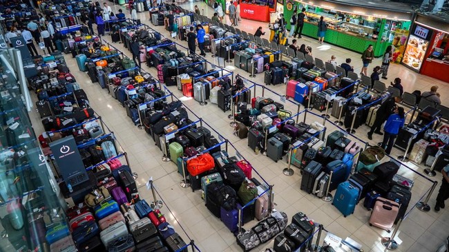 Chaos at Bangkok Airport: 10,000 Suitcases Pile Up on Floor