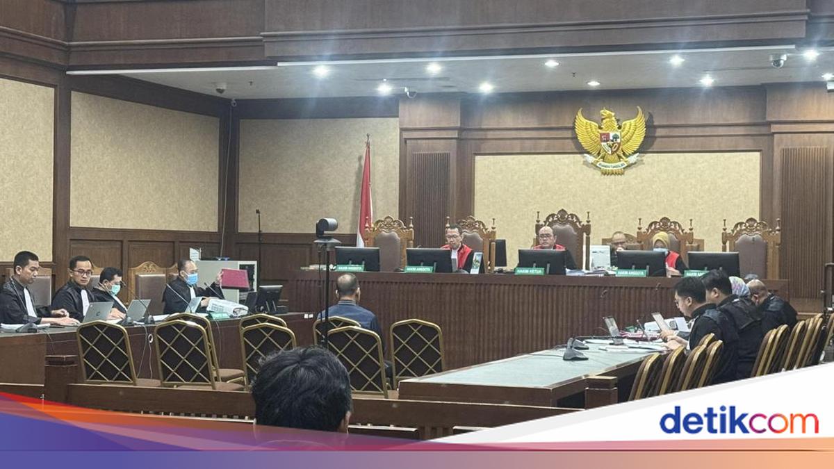 Prosecutor Asks Customs Bribery Defendant: Do You Feel Regret?