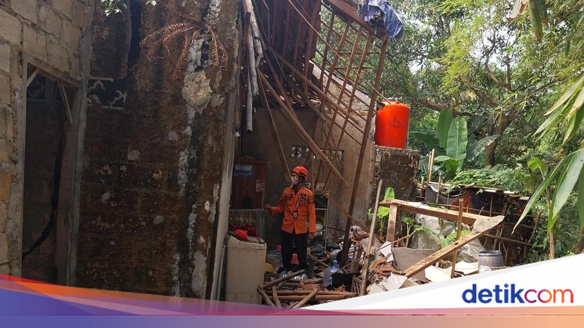 10-Metre Landslide Hits Resident's House in Bogor, Destroying Walls and Roof