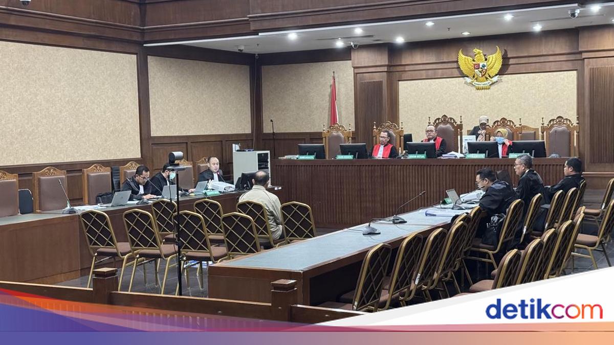 Customs Bribery Defendant Breaks Down in Court, Expressing Regret Over Accepting Bribes