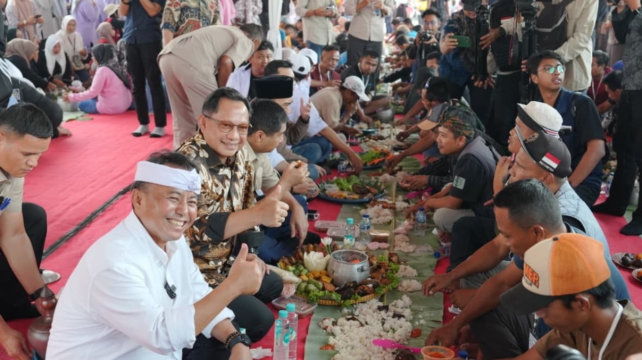 Minister of Home Affairs Enjoys Nasi Liwet with Tile Truck Drivers in Purwakarta while Discussing 'Gentengisasi' Programme