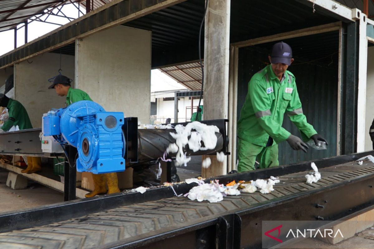 PT JIEP strengthens waste sorting and processing within industrial estate