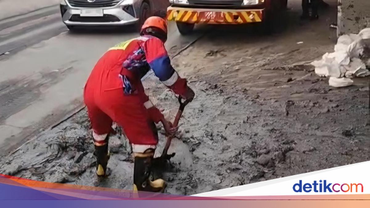 Sudden Braking Causes Suspected Hazardous Waste Spill on Cileungsi Road