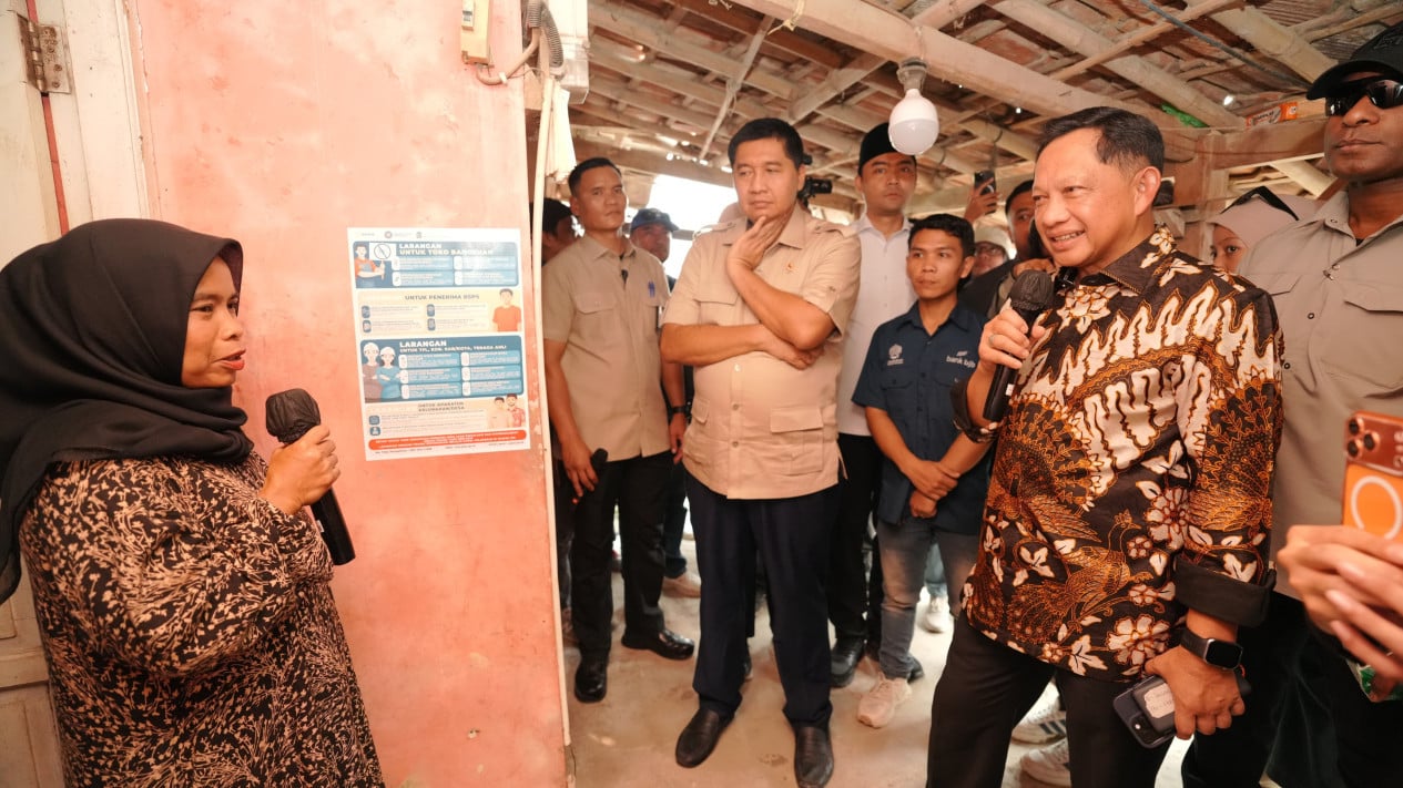 Interior Minister Tito Inspects Residents' Homes in Purwakarta to Ensure Presidential Aid Reaches Correct Targets