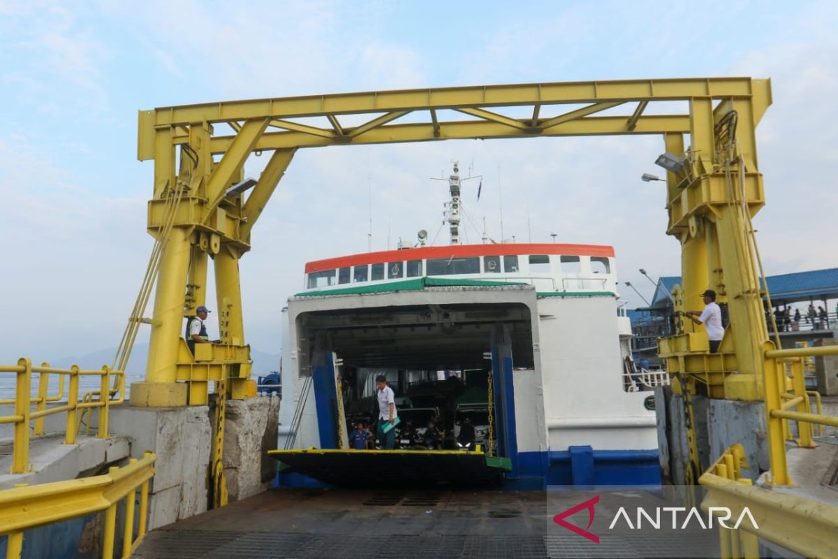 Ketapang-Gilimanuk crossing returns to normal as queues diminish