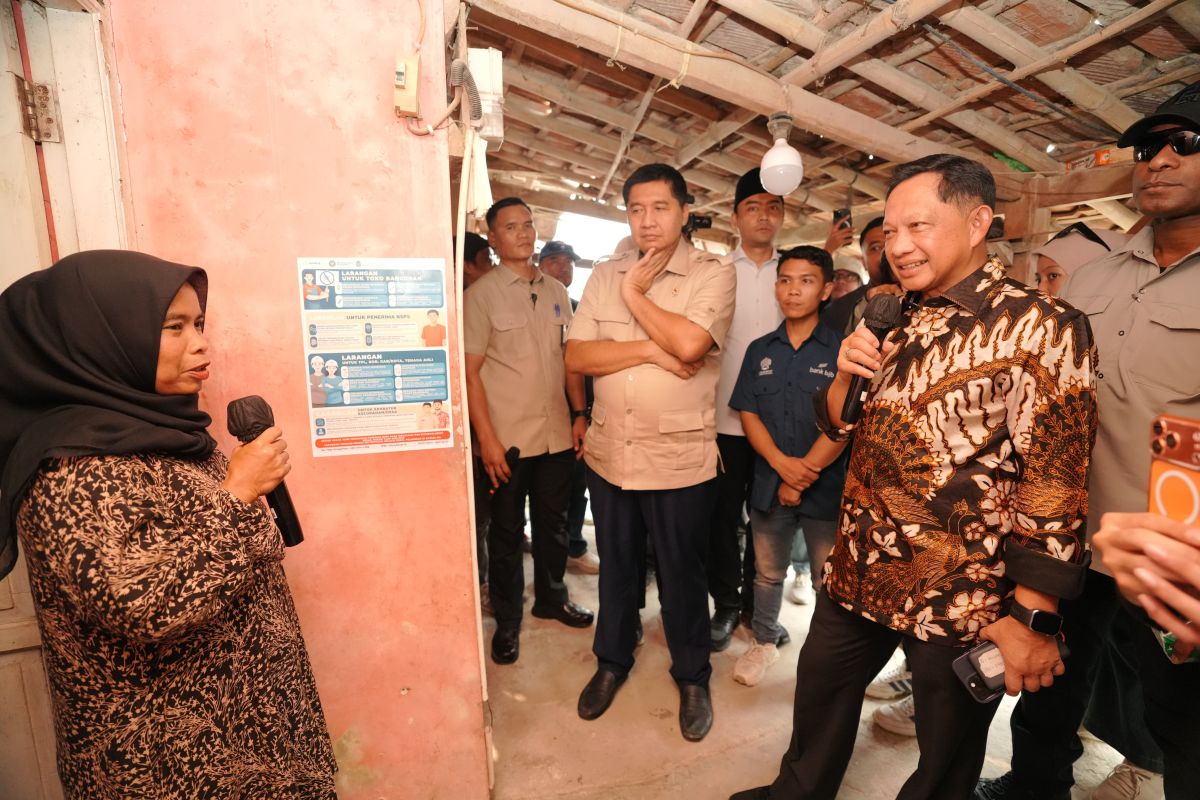 Minister of Home Affairs inspects implementation of house renovation programme in Purwakarta