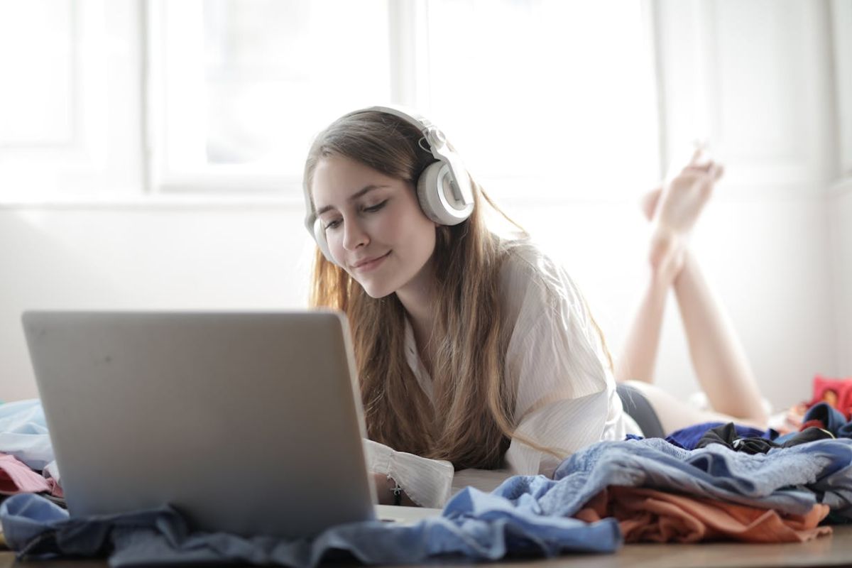 Podcast vs Radio: Which is More Relevant and Popular Today?