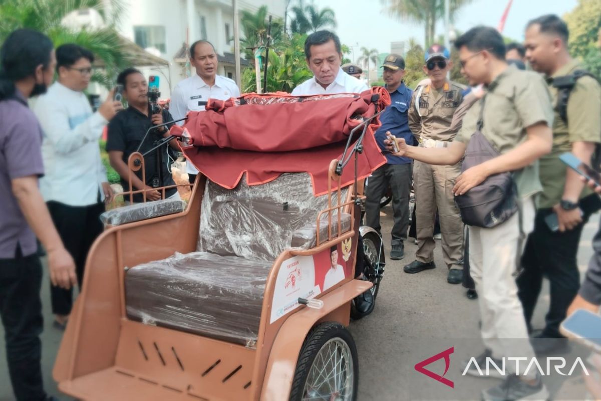 Karawang Regent Distributes 220 Electric Rickshaws as Aid from President Prabowo