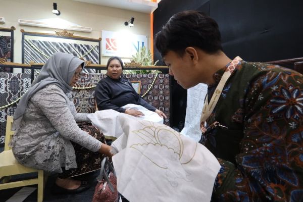 BNI Committed to Preserving Indonesian Culture Through Investment in the Batik Industry