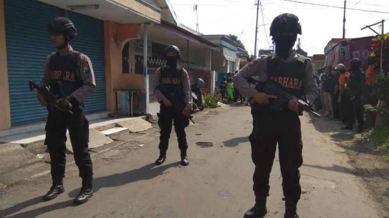Densus 88 Raids Rental House in Antapani Bandung, Seizing Flash Drives and Bottles Containing Liquid