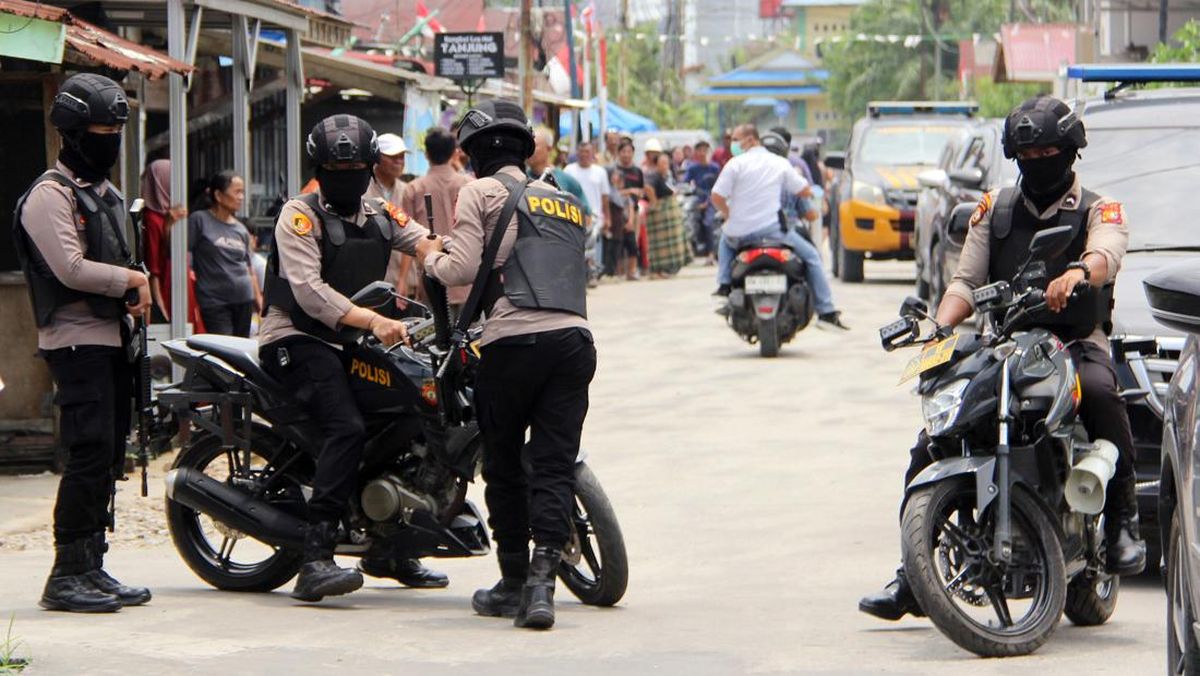 Densus 88 Arrests Three Central Sulawesi Residents Suspected of Terrorist Network Involvement