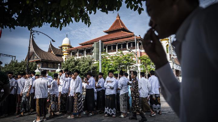 How Many Students Are Enrolled in Indonesia's Islamic Boarding Schools?