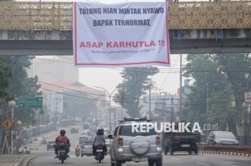 Thickening Haze: Protest Banners Against Forest Fires Erected on Sudirman Road, Palembang