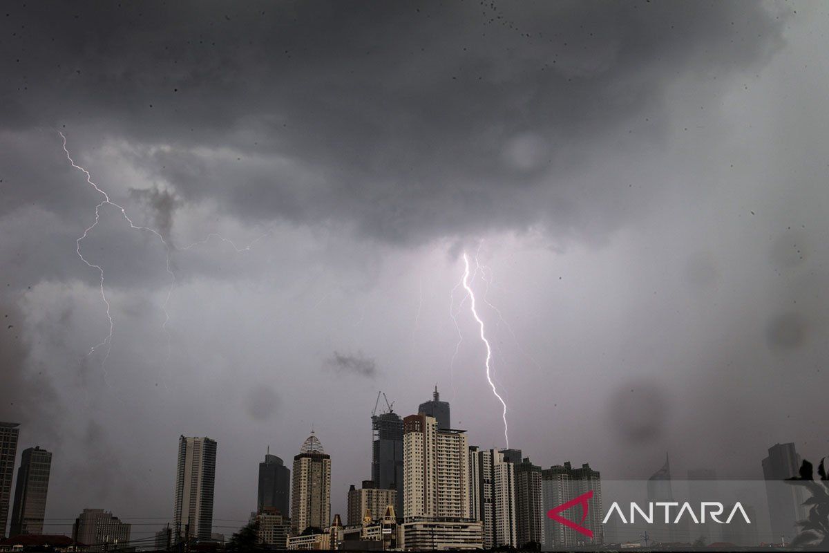 Why can internet or signals be disrupted during rain and thunderstorms?