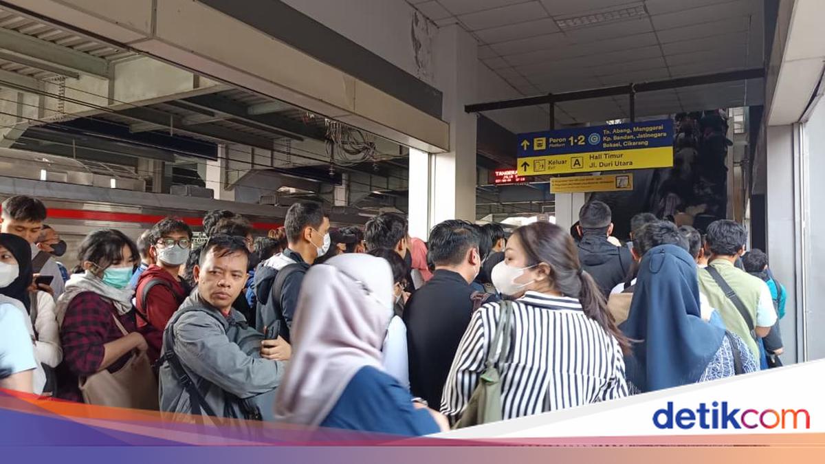 Duri Station Escalators Still Under Repair, Causing Long Queues for KRL Passengers